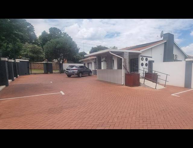6 BEDROOM HOUSE FOR SALE IN CLUBVIEW